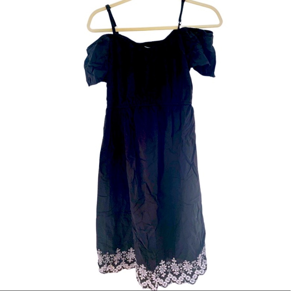 Size: S Maternity Black w/ White Floral Trim Dress